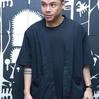 Tak sedikit publik figur yang melukis tubuh mereka dengan tato, tak terkecuali bagi penyanyi tampan Teza Sumendra. Sudah sebanyak 10 tato yang terlukis di tubuhnya. (Galih W. Satria/Bintang.com)