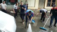 Warga Bogor mulai bersihkan lumpur akibat banjir