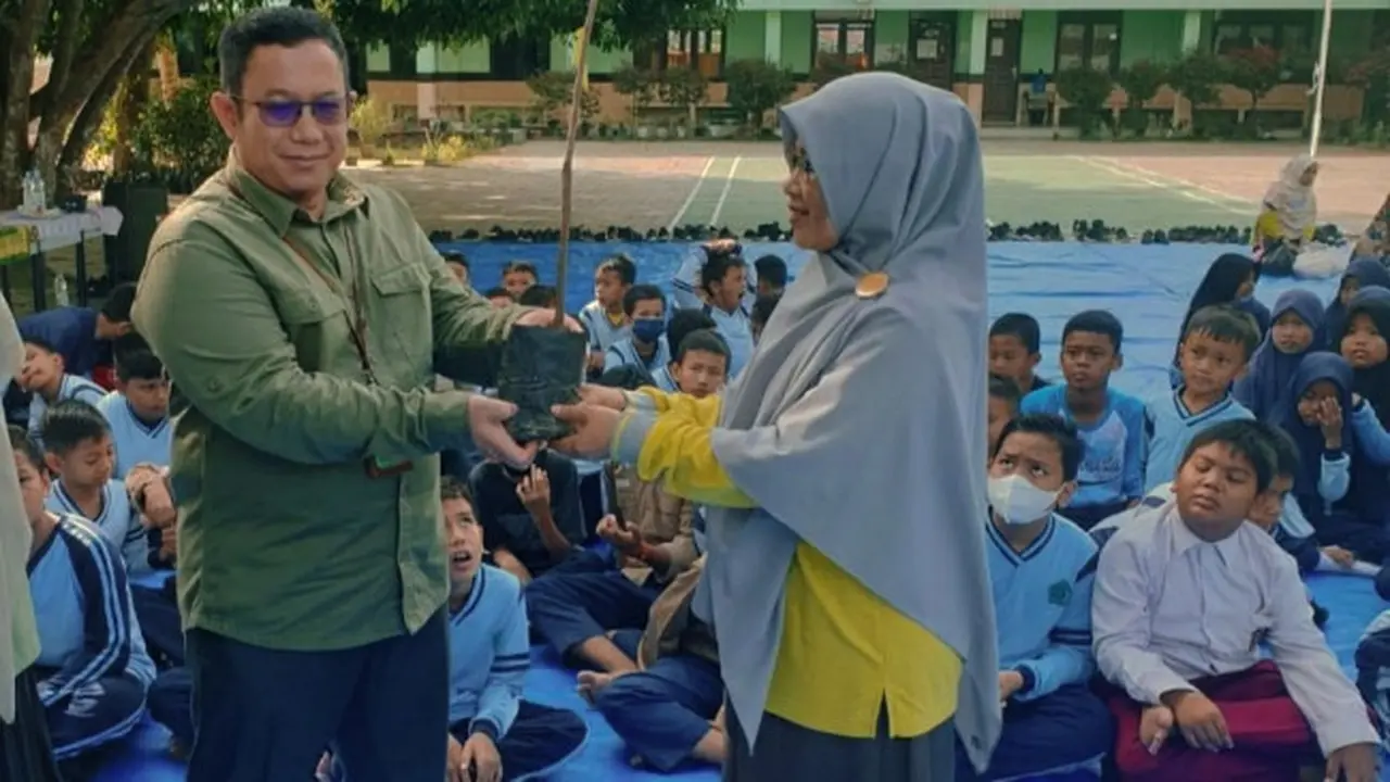 Penyerahan bibit pohon sebagai gerakan cinta lingkungan sejak dini di salah satu madrasah di Pekanbaru.