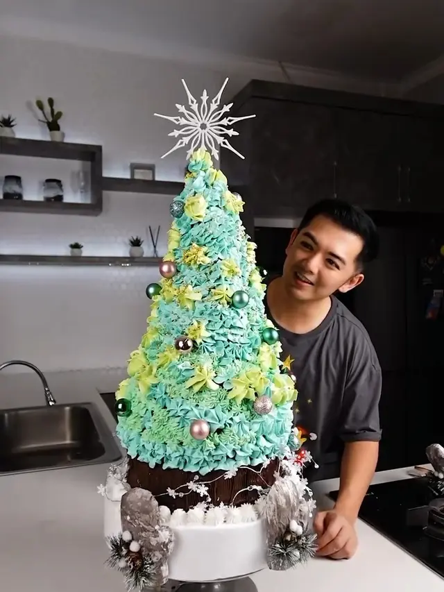 Bikin Kue Pohon Natal Ukuran Besar, Nicky Tirta Banjir Pujian dari Netizen