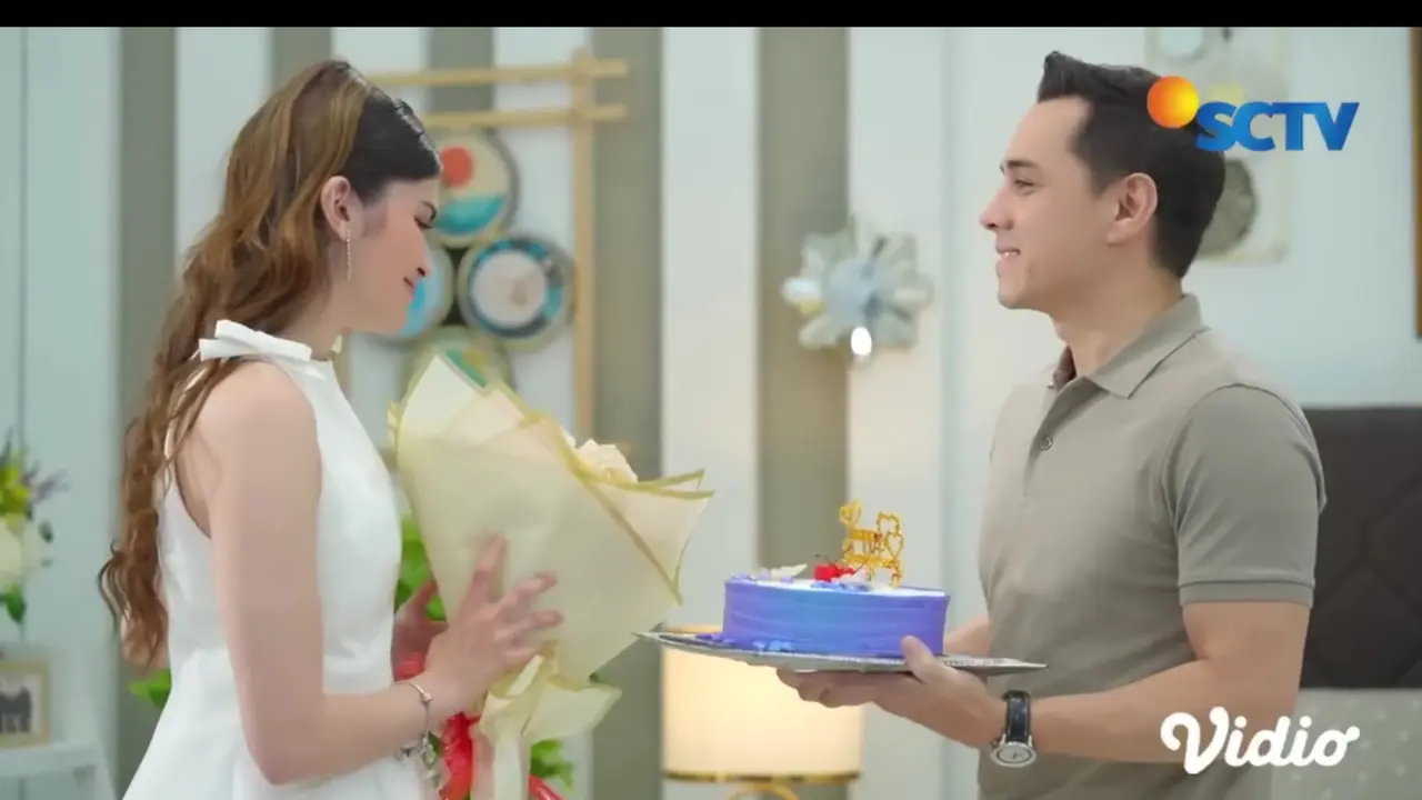 Tangkapan layar YouTube SCTV  saat Aksa memberikan hadiah kepada Bella pada episode 50 Ketika Cinta Memanggilmu.