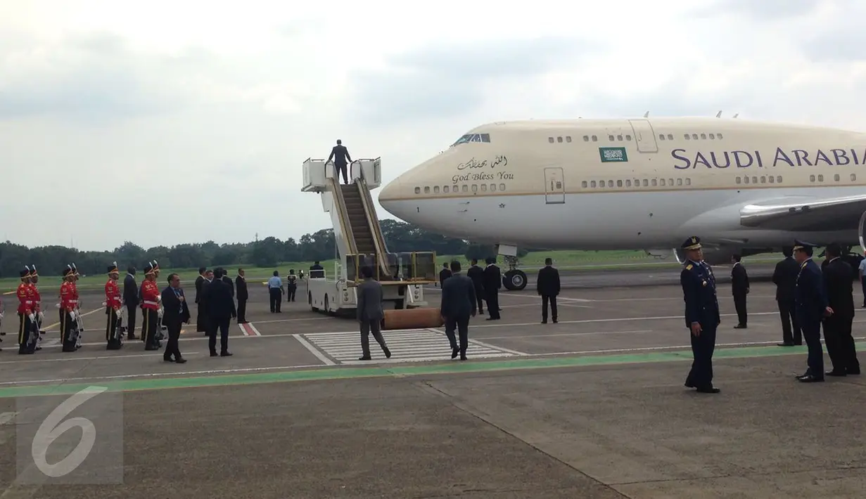 Eskalator pribadi yang diboyong rombongan Raja Arab Saudi Salman bin Abdulaziz al-Saud disiapkan di Bandara Halim Perdana Kusuma, Jakarta, Rabu (1/3). Eskalator itu digunakan Raja Salman untuk turun dan naik pesawat. (Liputan6.com/Fery Pradolo)