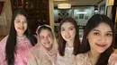 Bidadari dalam keluarga Presiden Jokowi. Sebuah potret selfie diambil oleh Erina Gudono memperlihatkan penampilan Ibu Iriana bersama anak perempuan dan kedua menantu perempuannya. Selvi Ananda tampil cantik dengan dress berwarna merah muda yang lembut. [Foto: Instagram/doleytobing]