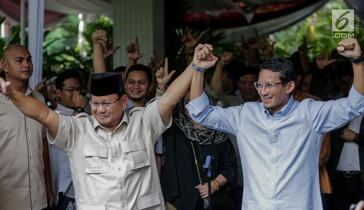 Capres dan Cawapres 02 Prabowo Subianto- Sandiaga Uno berpegangan tangan usai konferensi pers sikapi penetapan hasil pemilu, Jakarta, Selasa (21/5). Dalam konferensi pers nya, pasangan capres dan cawapres 02 menolak hasil rekapitulasi dari KPU  dan akan menggugat ke MK. (Liputan6.com/Faizal Fanani)