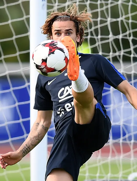 Penyerang Atletico Madrid, Antoine Griezmann berusaha mengontrol bola saat sesi latihan untuk persiapan kualifikasi Piala Dunia 2018 melawan Swedia di Clairefontaine-en-Yvelines (5/6). (AFP Photo/Franck Fife)