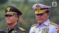 Panglima TNI Laksamana TNI Yudo Margono (kanan) dan mantan Panglima TNI Jenderal TNI Andika Perkasa (kiri) pada acara serah terima jabatan Panglima di Mabes TNI, Cilangkap, Jakarta, Selasa (20/12/2022). Yudo Margono dilantik sebagai Panglima TNI oleh Presiden Joko Widodo pada 19 Desember 2022 berdasarkan Keputusan Presiden Republik Indonesia Nomor 91/TNI/2022 tentang Pemberhentian dan Pengangkatan Panglima Tentara Nasional Indonesia. (Liputan6.com/Faizal Fanani)