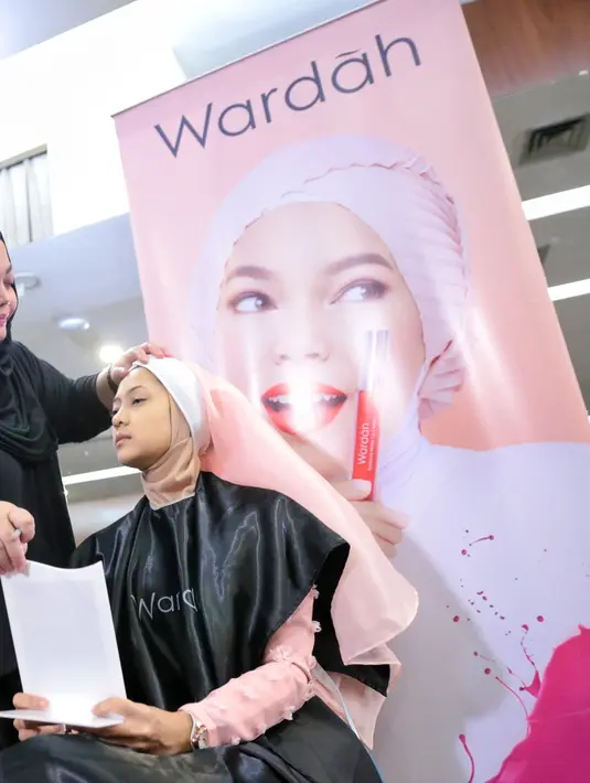 Pembicara dari pihak Wardah Cosmetic di kelas make up Puteri Muslimah Indonesia 2017, Carolina menambahkan, bahwa soal make up, tidak perlu terjebak mengikuti tren. (Adrian Putra/Bintang.com)