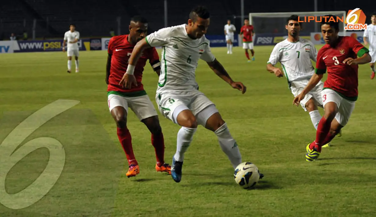 Dua pemain depan Indonesia berusaha menembus pertahanan Irak yang dikawal Ali Adnan Kadhim (6) dalam Kualifikasi Piala Asia 2015 yang digelar di Stadion GBK Jakarta (Liputan6.com/Helmi Fithriansyah)
