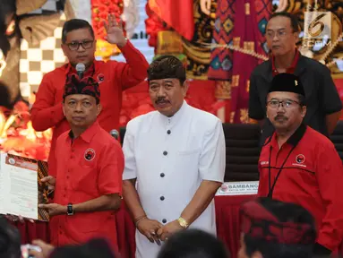 Ketua Umum PDIP, Megawati Soekarno Putri (kiri) menyerahkan surat rekomendasi kepada pasangan Cagub dan Cawagub Bali di Jakarta, Sabtu (11/11). PDIP mengusung I Wayan Koster dan Tjokorda Oka Arthadan di Pilgub Bali 2018. (Liputan6.com/Helmi Fithriansyah)