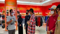 Walikota Cirebon Nashrudin Azis saat sidak ke sejumlah tenan yang masih buka di CSB Mall. Foto (Liputan6.com / Panji Prayitno)