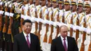 Presiden Rusia Vladimir Putin didampingi Presiden China Xi berjalan bersama saat upacara penyambutan di Aula Besar Rakyat di Beijing, China (8/6). Xi menambahkan, kedua negara juga saling mendukung kepentingan masing-masing. (AFP/Pool/ Greg Baker)