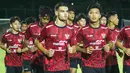 Pemain Timnas Indonesia U-19, Jens Raven (depan kiri) bersama para pemain lainnya melakukan jogging dalam latihan terbuka perdana skuad Timnas Indonesia U-19 di Lapangan THOR, Surabaya, Kamis (11/7/2024) sebagai persiapan akhir menghadapi ajang Piala AFF U-19 2024 yang akan berlangsung pada 17-19 Juli 2024. (Bola.com/Aditya Wany)