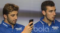 Pebalap MotoGP dari Suzuki Ecstar, Andrea Iannone dan Alex Rins (kanan), saat menghadiri jumpa pers di Cilandak Town Square, Jakarta, Sabtu (18/2/2017). (Bola.com/Vitalis Yogi Trisna)