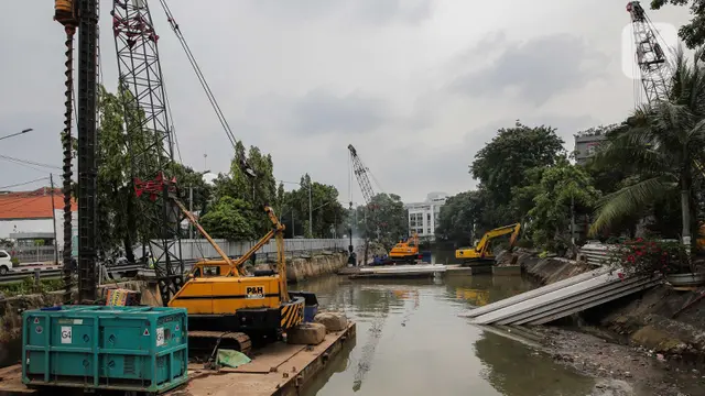 Pemasangan Turap Kali Pasar Baru Antisipasi Banjir