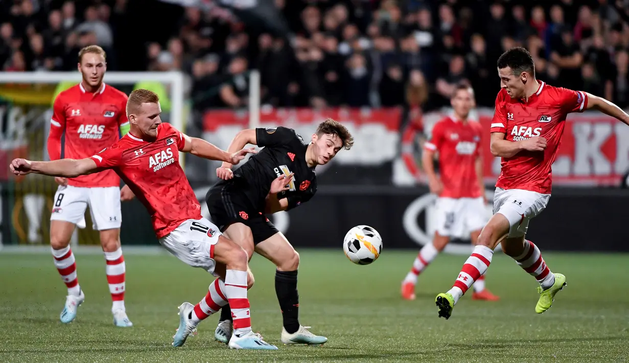 Gelandang AZ Alkmaar, Dani de Wit berusaha merebut bola yang dibawa gelandang Manchester United, Daniel James pada lanjutan pertandingangrup L Liga Europa di stadion ADO Den Haag, Belanda (3/10/2019). MU bermain imbang 0-0 atas AZ Alkmaar. (AFP Photo/John Thys)