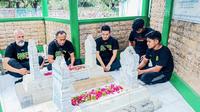 Jajaran pelatih dan pemain Persebaya Surabaya melakukan ziarah ke makam M. Pamoedji, pendiri klub menjelang perayaan ulang tahun. (Bola.com/Aditya Wany)