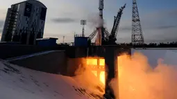 Roket ruang angkasa Soyuz-2.1b membawa Meteor-M 2-1 diluncurkan dari Cosmodrome Vostochny, sebuah fasilitas di wilayah Amur, Rusia, dekat perbatasan China (28/11). (AFP Photo/Kirill Kudryavtsev)