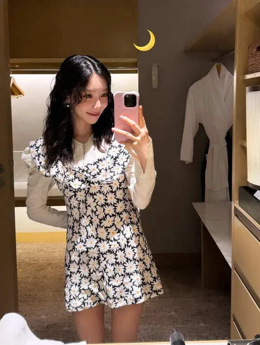 Rambut sebahunya dibiarkan terurai bergaya wavy dengan garis rambut ke samping tanpa poni. Ia pun cukup menambahkan anting-anting minimalis.  [@taeyeon_ss]