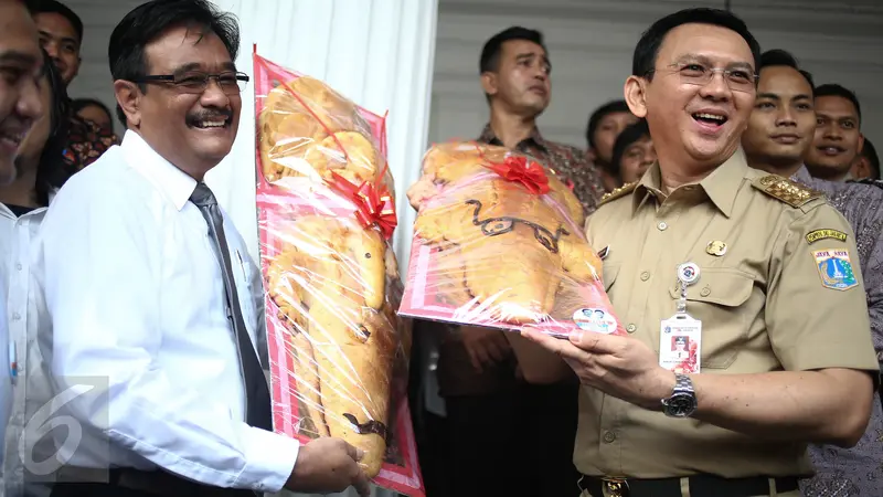 20160829-Ahok dan Djarot Dapat Roti Buaya Dari Relawan-Jakarta