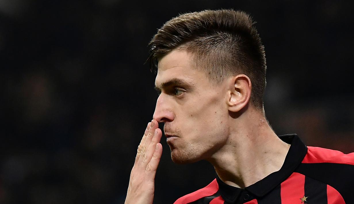 Striker AC Milan, Krzysztof Piatek, merayakan gol yang dicetaknya ke gawang Empoli pada laga Serie A di Stadion San Siro, Milan, Jumat (22/2). Milan menang 3-0 atas Empoli. (AFP/Marco Bertorello)