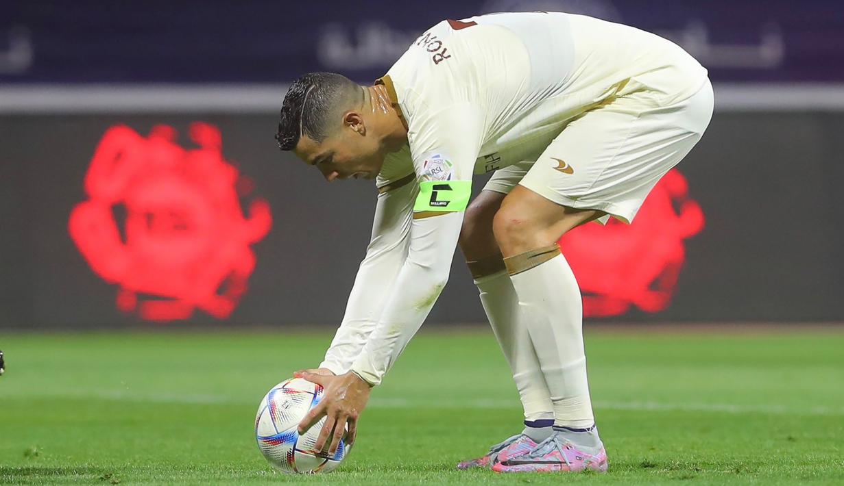 Striker Al Nassr FC, Cristiano Ronaldo meletakkan bola sebelum melakukan eksekusi penalti ke gawang Al Adalah pada laga pekan ke-22 Liga Arab Saudi 2022/2023 di Prince Abdullah Stadium, Rabu (5/4/2023) dini hari WIB. (twitter@AlNassrFC)