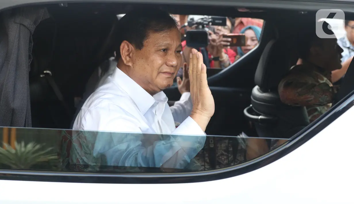 Ketua Umum Partai Gerindra Prabowo Subianto berada di dalam mobilnya saat meninggalkan Kompleks Istana Kepresidenan di Jakarta, Senin (21/10/2019). Prabowo Subianto mengaku diminta untuk masuk ke kabinet Joko Widodo-Ma'ruf Amin. (Liputan6.com/Angga Yuniar)