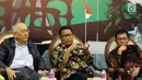 Anggota Komisi III Fraksi PDIP DPR Masinton Pasaribu), Ketua Komisi V Fraksi Partai Gerindra Farry Djemi Francis, dan Pemerhati Masalah Sosial dan Ekonomi Johanes Saragih saat Diskusi Forum Legislasi di Jakarta, Selasa (21/8). (Liputan6.com/JohanTallo)