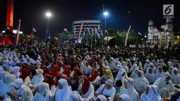 Sejumlah jemaah mengikuti tausiyah kebangsaan di kawasan Tugu Muda Semarang, Senin (14/8). Acara dalam rangka memperingati HUT RI ke-72 itu dipimpin ulama kharismatik asal Pekalongan, Habib Muhammad Luthfi bin Ali bin Yahya. (Liputan6.com/Gholib)
