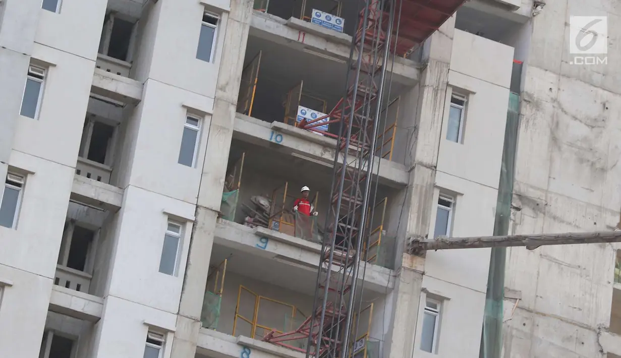 Pekerja menyelesaikan pembangunan Rumah Susun Sewa Tingkat Tinggi Pasar Rumput, Jakarta Selatan, Sabtu (6/10). Rusun yang ditargetkan rampung Desember 2018 memiliki 1.984 unit dan diprioritaskan untuk warga relokasi. (Liputan6.com/Immanuel Antonius)