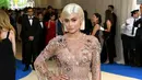 Di acara Met Gala 2017 ini, para selebriti tampil maksimal dengan pakaian yang sangat luar biasa indahnya. Bukan hanya Kylie Jenner yang berhasil memperlihatkan keseksiannya, namun beberapa selebriti lainnya juga seperti itu.  (AFP/Bintang.com)