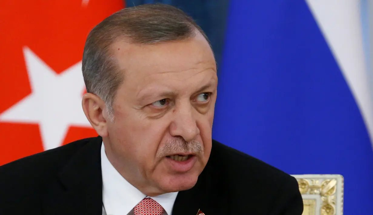 Presiden Turki Tayyip Erdogan memberikan keterangan saat konferensi pers usai pertemuan di St.Petersburg, Rusia, (9/8). Erdogan menyebut pertemuan ini untuk memperbaiki hubungan dengan Rusia. (REUTERS/Sergei Karpukhin)
