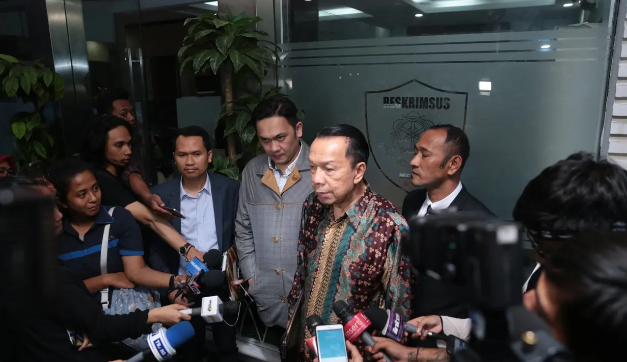 “Saya kan pernah mengalami kasus yang sama. Saya menghina orang, saya diproses hukum. Sedangkan ini lebih berat. Kalau saya dulu kan cuma mengatakan kata bodoh,” tambah Farhat Abbas. (Adrian Putra/Bintang.com)