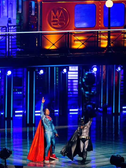 Aksi Aktor Dwayne Johnson (kiri) dan Kevin Hart saat menjadi pembawa acara MTV Movie Awards 2016  di Warner Bros Studios, California, (9/4).Acara yang digelar 10 april kemarin membawa suasana mewah, lucu dan luar biasa. (CHRISTOPHER POLK/AFP)   