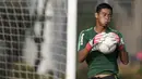 Kiper Timnas Indonesia U-22, Satria Tama, menangkap bola saat latihan di Lapangan ABC Senayan, Jakarta, Kamis (14/2). Latihan ini merupakan persiapan terakhir jelang Piala AFF U-22 2019 di Kamboja. (Bola.com/M. Iqbal Ichsan)