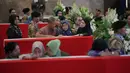 Ketiganya gugur saat menjalankan misi perdamaian bersama pasukan sementara Perserikatan Bangsa Bangsa (PBB) di Lebanon. Tampak dalam foto, kerabat personel pasukan penjaga perdamaian yang tergabung dalam United Nations Interim Force in Lebanon (UNIFIL) yang gugur saat bertugas bersama pasukan sementara Perserikatan Bangsa Bangsa (PBB) di Lebanon, menangis saat upacara penghormatan militer di Bandara Internasional Soekarno-Hatta, Tangerang, Banten, Sabtu, 4 April 2026. (AP Photo/Achmad Ibrahim)