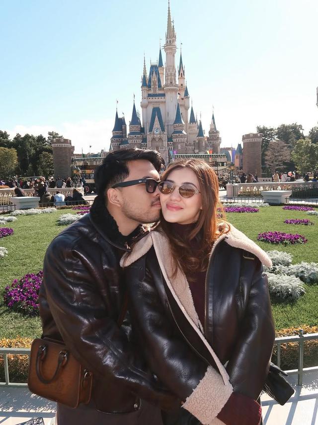 Potret Aaliyah Massaid dan Thariq Halilintar di Disneyland Tokyo (credit: instagram/aaliyah.massaid).