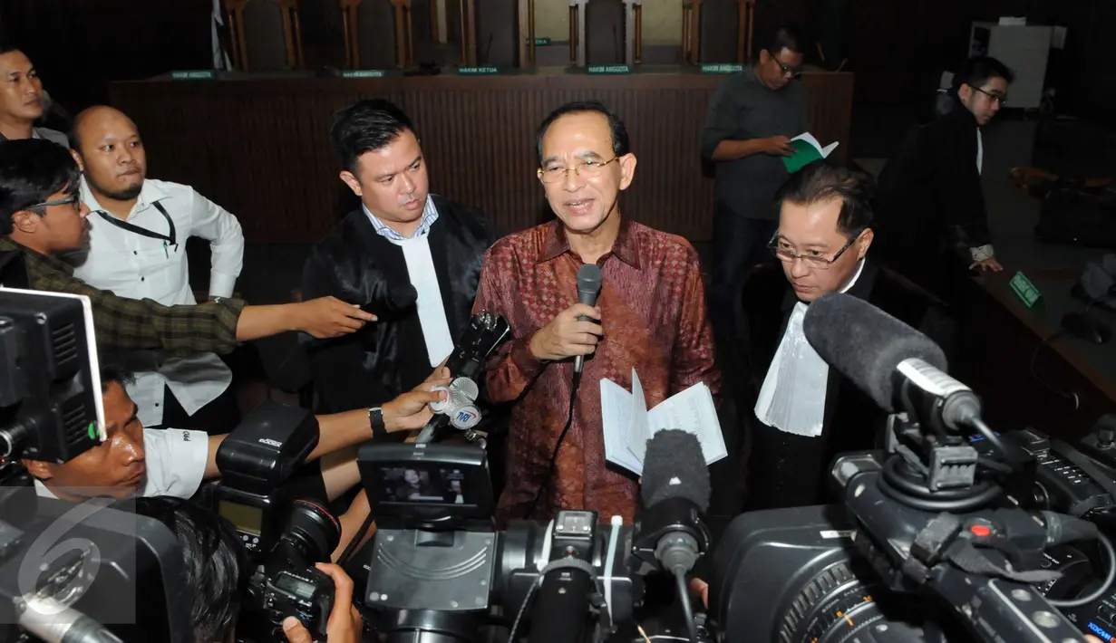 SDA memberikan keterangan usai menjalani sidang vonis di Pengadilan Tipikor, Jakarta, senin (11/1/2016). SDA divonis 6 tahun penjara dan denda Rp.300 juta subsider 3 bulan kurungan dan membayar uang pengganti sebesar Rp.1,8 M. (Liputan6.com/Helmi Afandi)