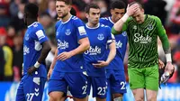 Ekspresi kekecewaan para pemain Everton setelah hanya meraih hasil seri 2-2 saat bertandang ke markas Nottingham Forest, Minggu (5/3/2023). (AFP/Oli Scarff)