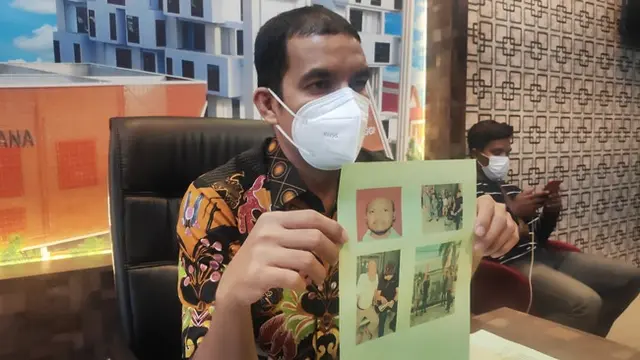 Kasi Penkum dan Humas Kejati Riau memperlihatkan foto terpidana korupsi di PT Inhutani IV.
