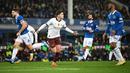 Pemain Manchester City, Julian Alvarez melakukan selebrasi setelah mencetak gol melalui tendangan penalti pada laga lanjutan Liga Inggris 2023/2024 melawan Everton di Goodison Park, Liverpool, Inggris, Kamis (28/12/2023) dini hari WIB. (AFP/Paul Ellis)
