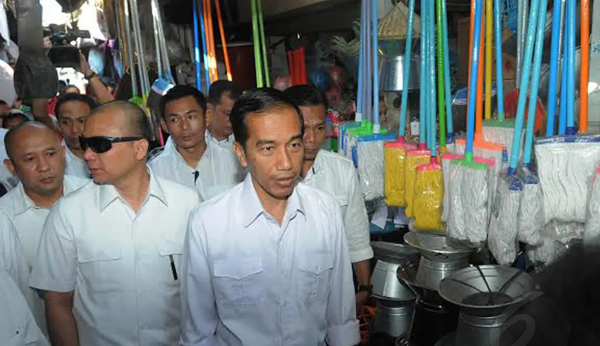Saat berada di Subang, Jokowi blusukan ke Pasar Cipeundeuy dan Pasar Kalijati (Liputan6.com/Herman Zakharia)