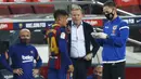 Pelatih Barcelona, Ronald Koeman, memberikan arahan kepada Philippe Coutinho saat melawan Villareal pada laga Liga Spanyol di Stadion Camp Nou, Senin (28/9/2020). Barcelona menang dengan skor 4-0. (AP Photo/Joan Monfort)