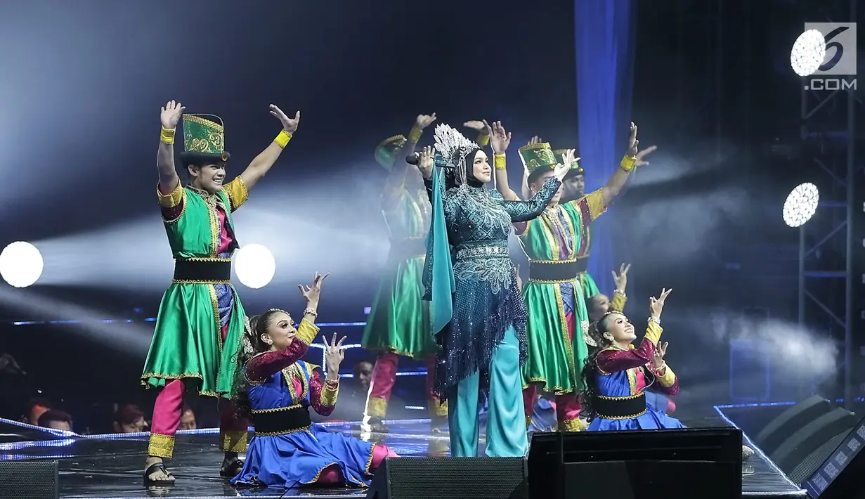 Penampilan penyanyi Siti Nurhaliza saat menggelar konser 'Dato Sri Siti Nurhaliza on Tour' di Istora Senayan, Jakarta, Kamis (21/2). Konser Siti Nurhaliza menghadirkan banyak kejutan. (Fimela.com/Bambang E Ros)