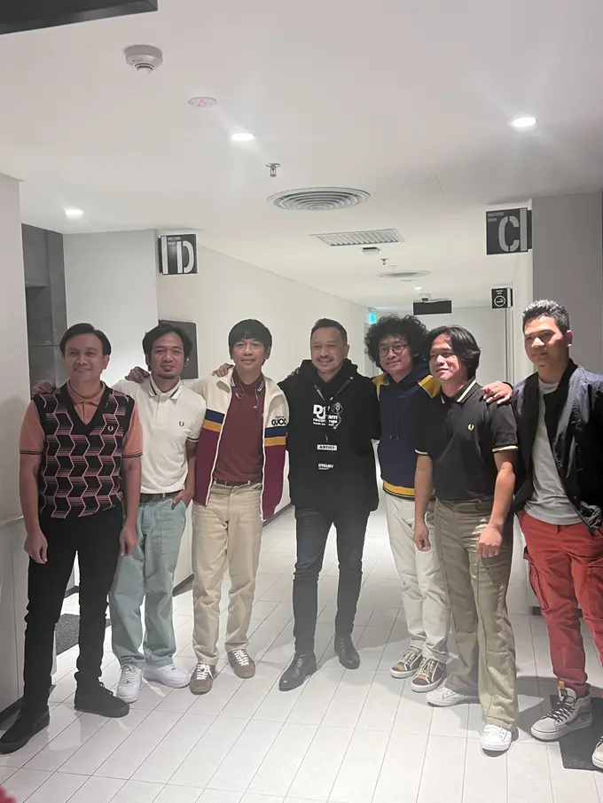 Giring Tetap Hibur Penggemar di Konser D'MASIV 20AD TO THE WORLD Malaysia Lewat Bangku Penonton