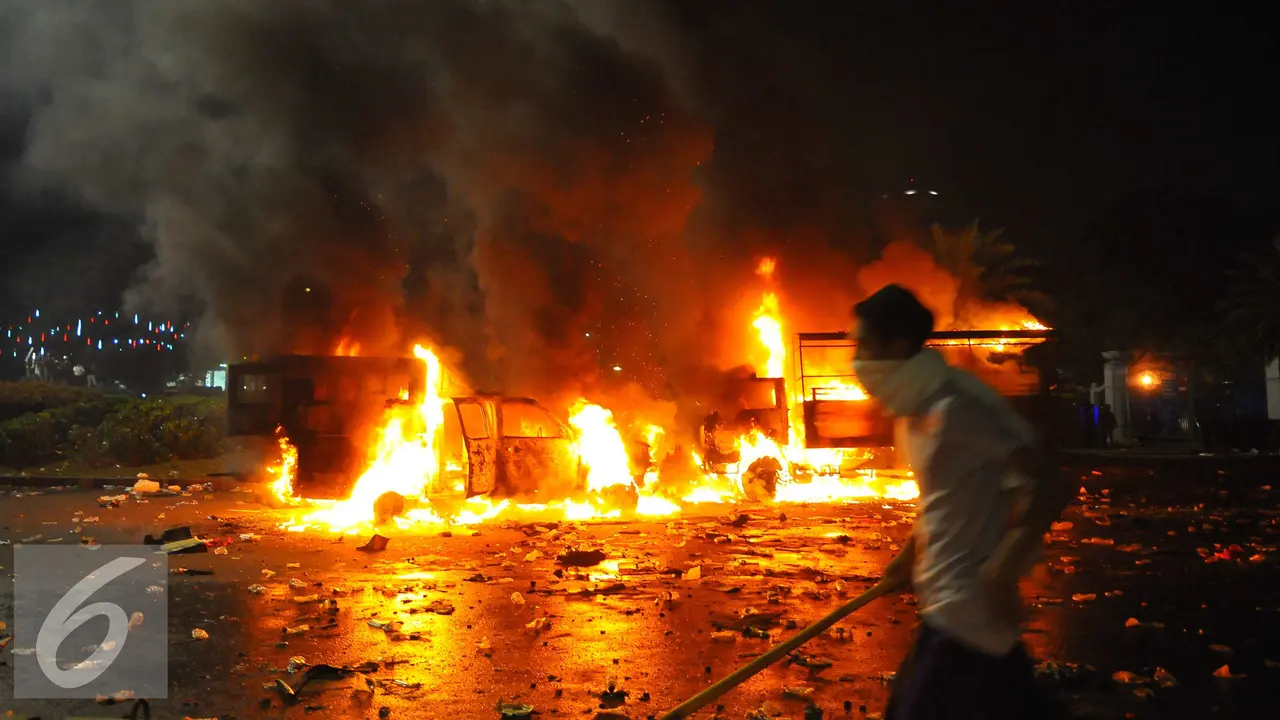 20161104- Pendemo Bakar Mobil di Kawasan Monas -Jakarta- Angga Yuniar