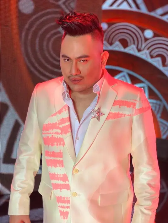 Pemilik nama lengkap Nassar Fahad Ahmad Sungkar ini tampil menawan di panggung LIDA Indosiar dengan rambut undercut andalannya. Busananya pun selalu nyentrik namun tetap memesona. (Liputan6.com/IG/@kingnassar88)