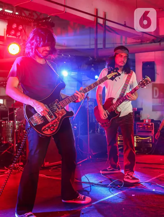Kelompok Penerbang Roket tampil menyanyikan sejumlah lagu andalan mereka. (Liputan6.com/Angga Yuniar)