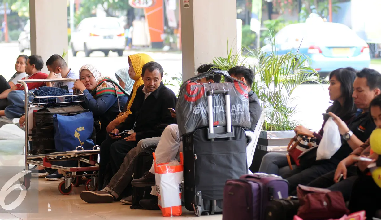 Sejumlah calon penumpang duduk menanti waktu masuk ke dalam Bandara Halim Perdanakusuma Jakarta, Senin (4/7). H-2 jelang Idul Fitri 1437 H, ribuan calon penumpang diberangkatkan dari Bandara Halim Perdanakusuma. (Liputan6.com/Helmi Fithriansyah)