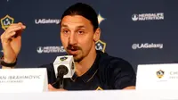 Zlatan Ibrahimovic dalam konferensi pers pertamanya sebagai pemain LA Galaxy bersama Major League Soccer (MLS) di StubHub Center, California, Jumat (30/3). Eks pemain Manchester United ini resmi bergabung dengan LA Galaxy. (AP/Ringo H.W. Chiu)