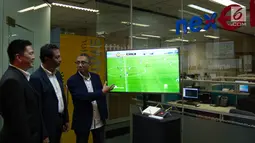 Dirut IndosatM2 Hari Sukmono, Dirut MTV Rachmat Akbari, Dirut Mediatama Anugrah Citra Kwe Junus Koswara menyaksikan layanan televisi lewat internet di Jakarta (22/5). Tiga layanan televisi GIG, Nexmedia dan Skynet meluncurkan nexGIG. (Liputan6.com/HO/Eko)